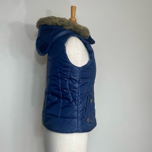 3/$25 Lola Women's Navy Quilted Zip Sleeveless Faux Fur Hooded Vest Size Medium - Picture 4 of 16